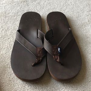 Vineyard vines flip flops.